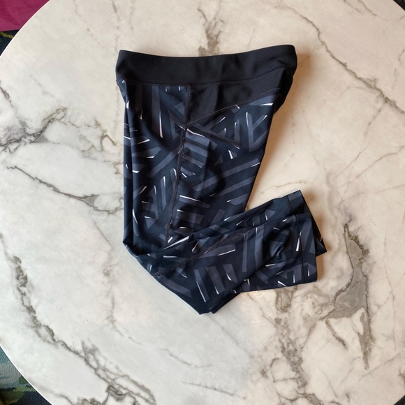 Under Armour Size Small Black Capri Leggings - Picture 6 of 6